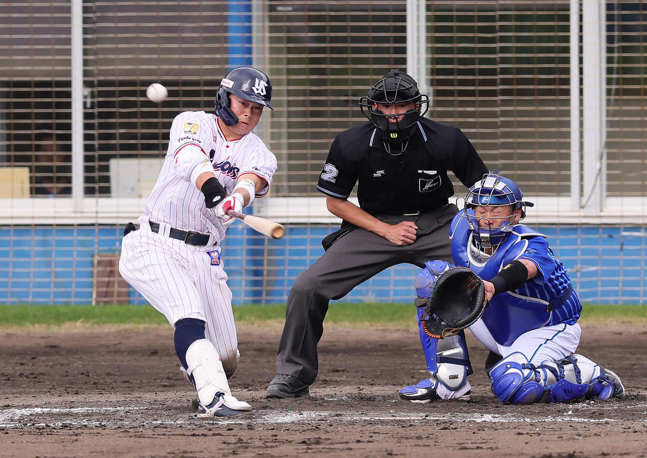 練習試合　ヤクルト対DeNA 7回裏ヤクルト無死二塁、丸山和は右適時二塁打を放つ（撮影・足立雅史）