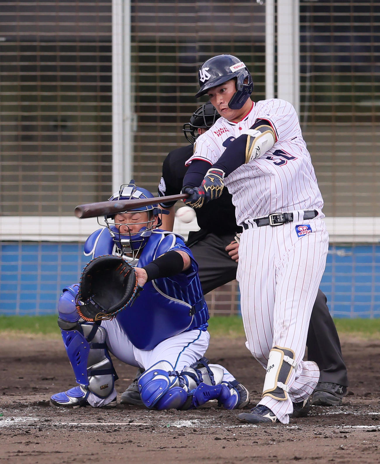 ヤクルト対DeNA 7回裏ヤクルト無死二塁、左適時二塁打を放つ北村（撮影・足立雅史）