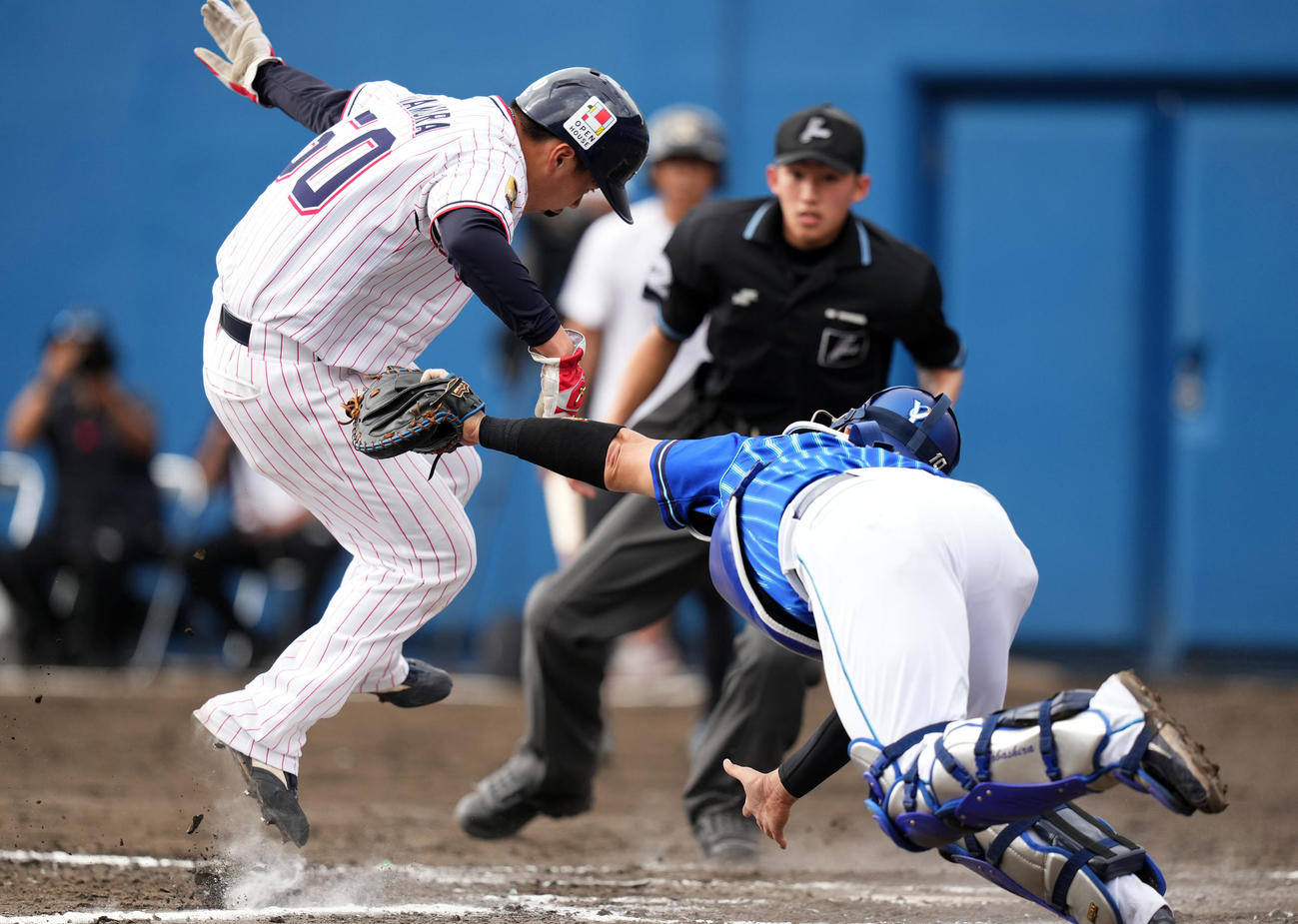 ヤクルト対DeNA 7回裏ヤクルト無死二塁、丸山和の右越え適時二塁打で本塁へ生還する北村（左）。捕手戸柱（撮影・横山健太）