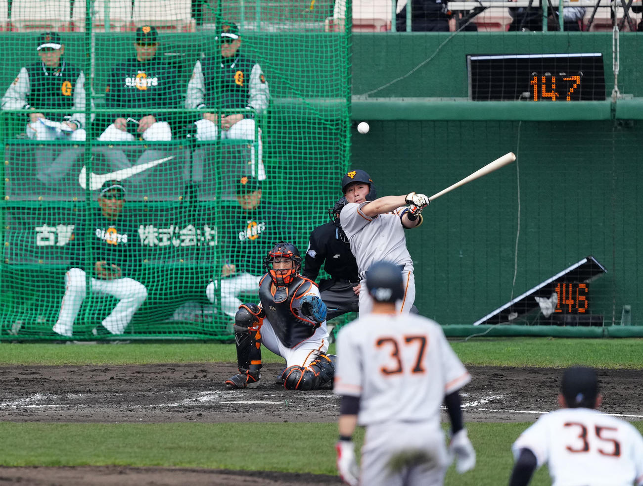 巨人紅白戦　4回表紅組無死二塁、左前打を放つ浅野。後方右奥は原監督（撮影・江口和貴）