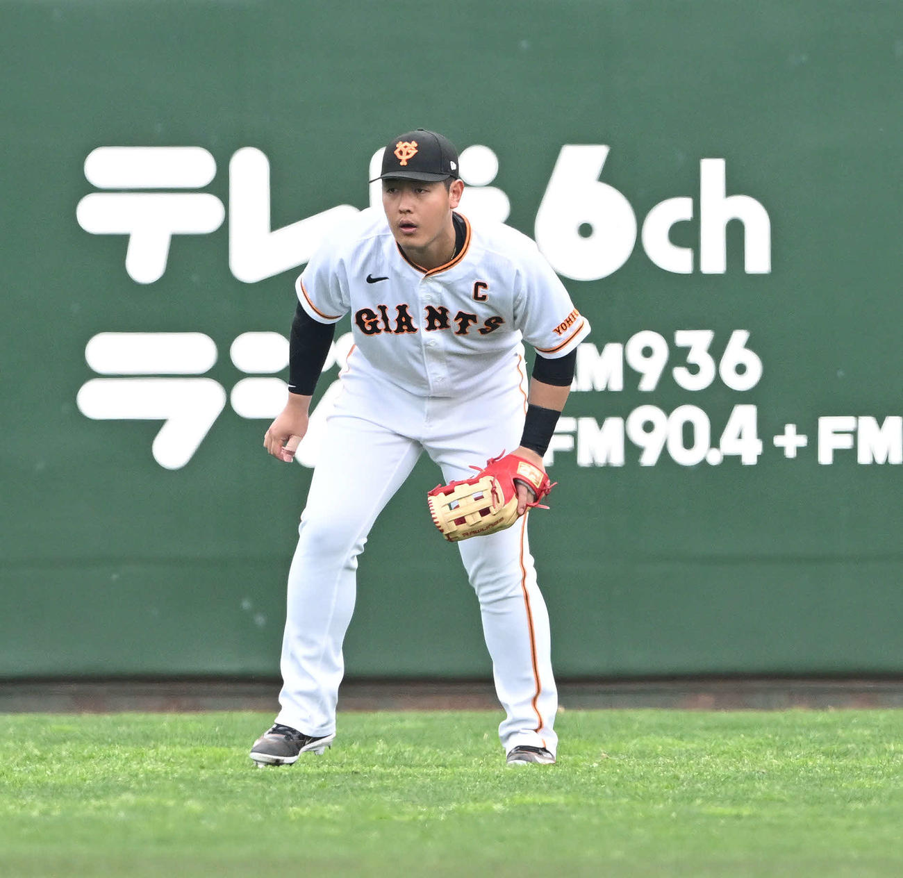 巨人紅白戦　左翼の守備に就く白組岡本和（撮影・滝沢徹郎）