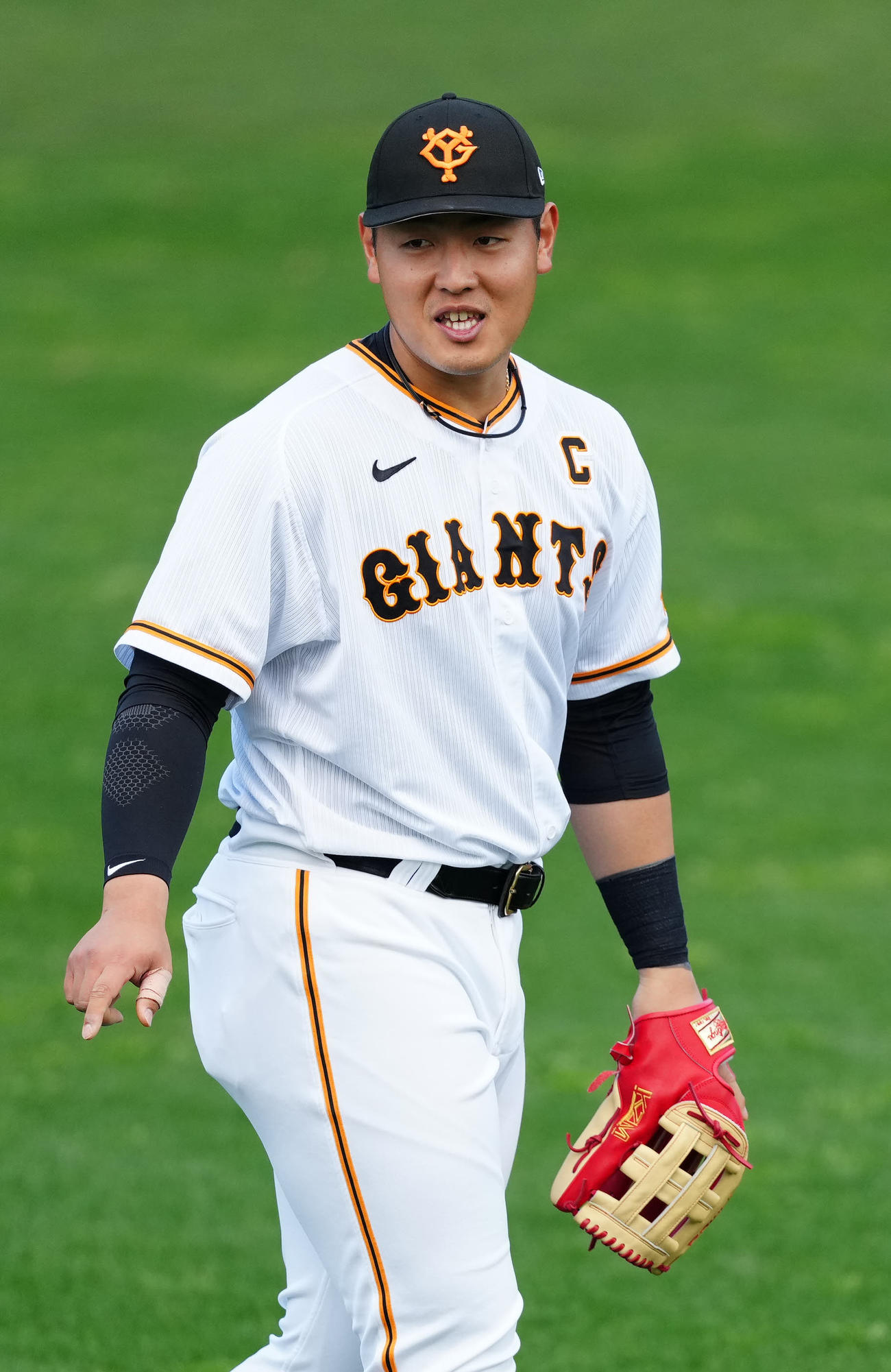 巨人紅白戦　4回表紅組無死二塁、左前打を放った浅野の打球を処理した左翼手岡本和（撮影・江口和貴）