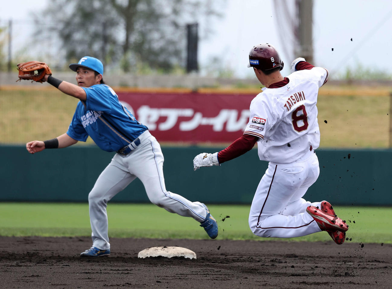 楽天対日本ハム　1回裏楽天無死、辰己（右）は盗塁を決める（撮影・鈴木正人）