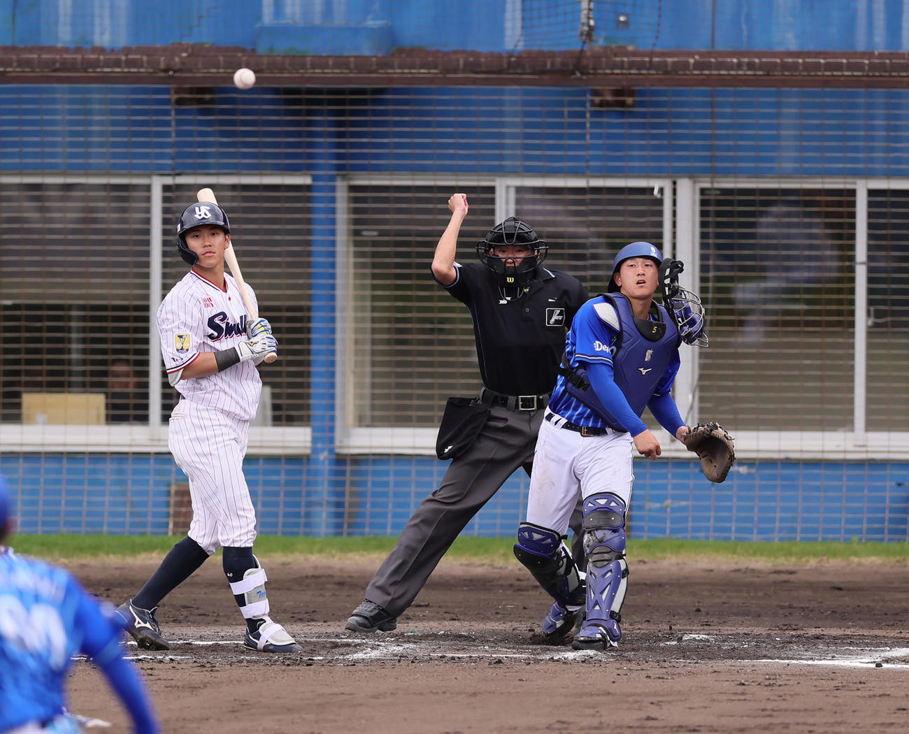 練習試合　ヤクルト対DeNA 6回裏ヤクルト1死一塁、打者武岡（左）の時、元山の二塁盗塁を阻止する捕手松尾（撮影・足立雅史）