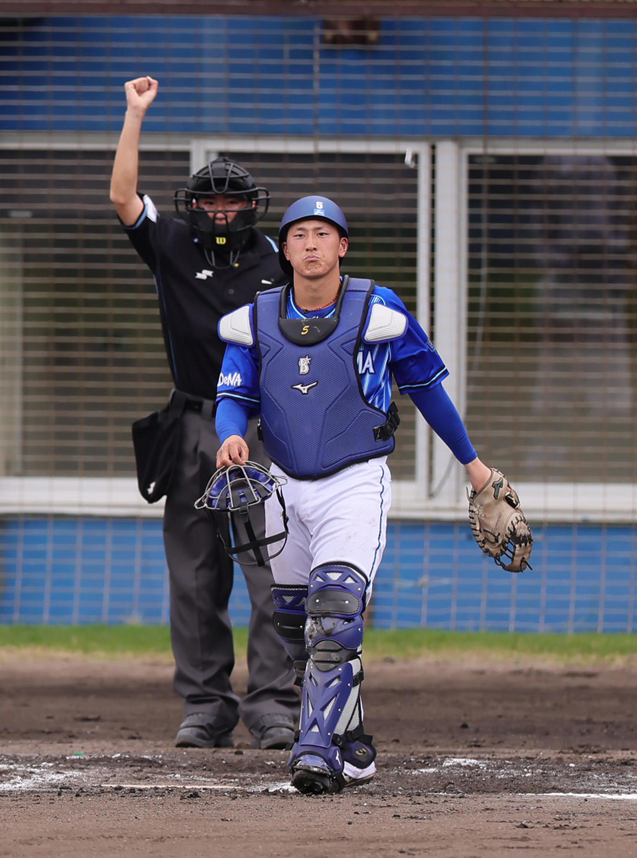 練習試合　ヤクルト対DeNA 6回裏ヤクルト1死一塁、打者武岡の時、元山の二塁盗塁を阻止した捕手松尾（撮影・足立雅史）