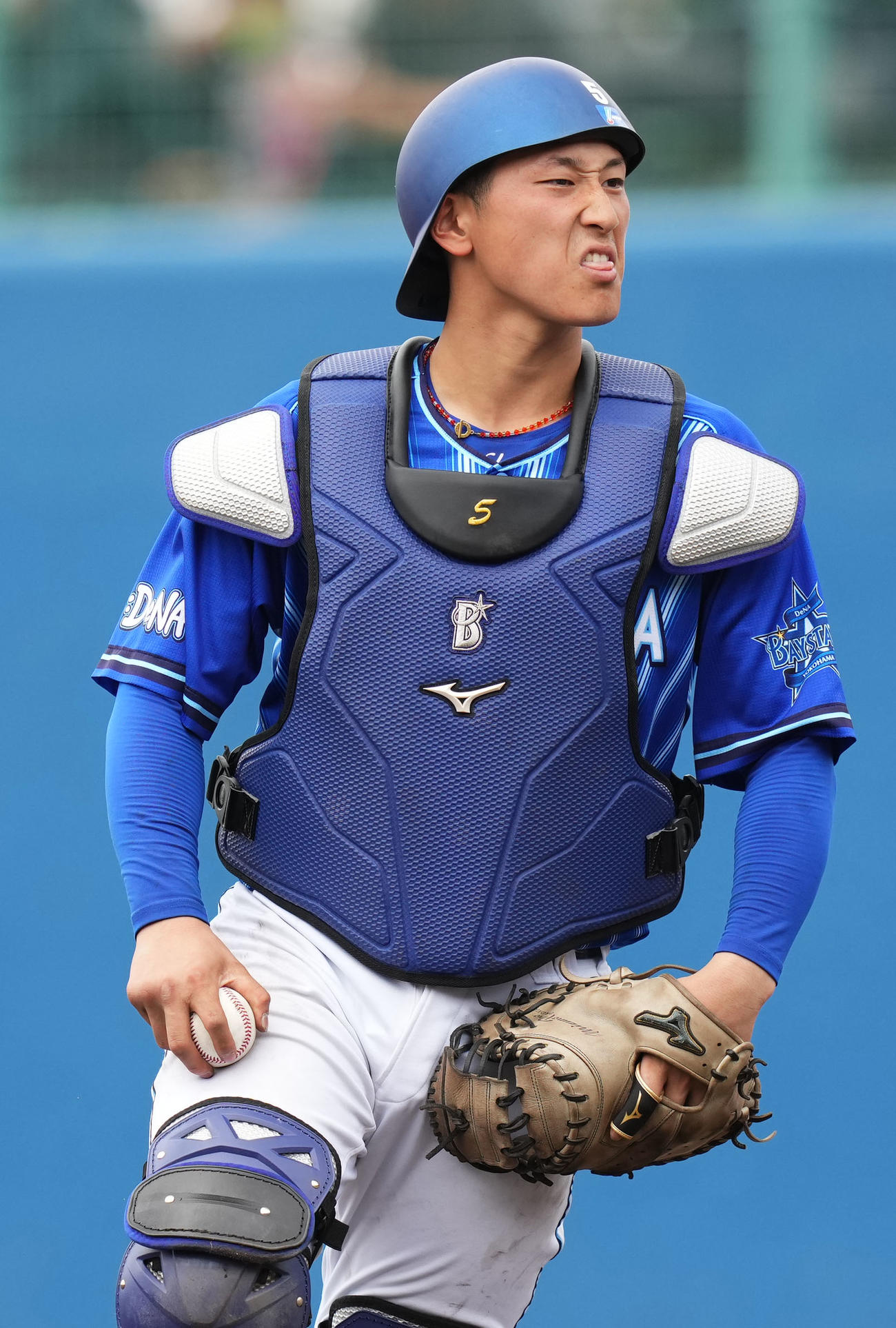 ヤクルト対DeNA 6回裏ヤクルト無死二塁、元山に左前適時打を浴び悔しげな表情を浮かべる松尾（撮影・横山健太）