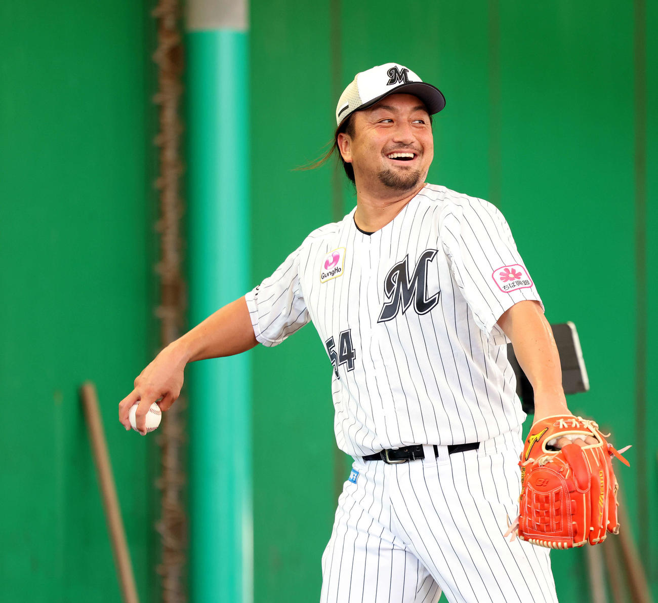 ブルペン投球するロッテ沢村（撮影・河田真司）
