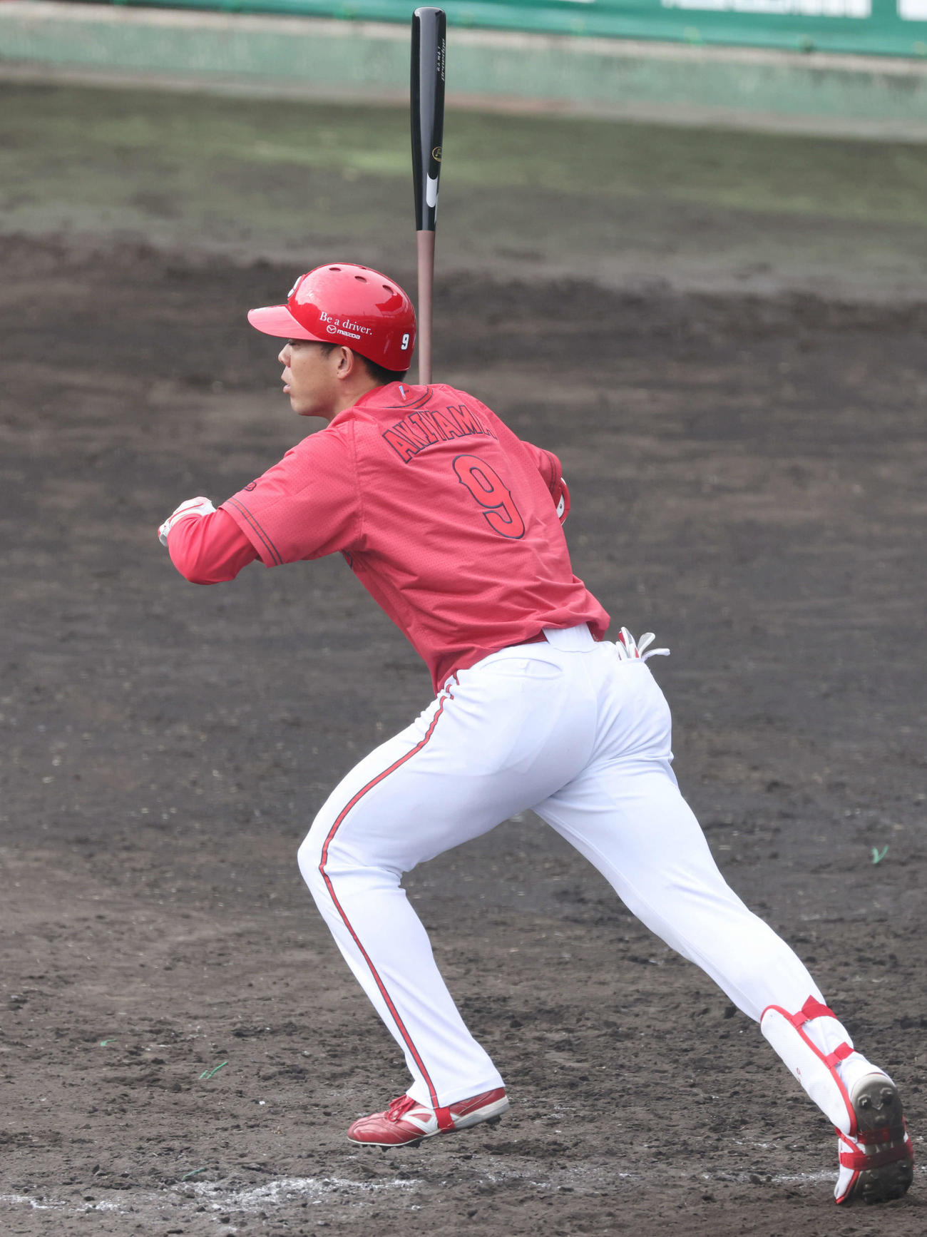 広島日南キャンプ　紅白戦6回表紅組無死二塁、秋山は右越え同点2点本塁打を放つ（撮影・加藤孝規）