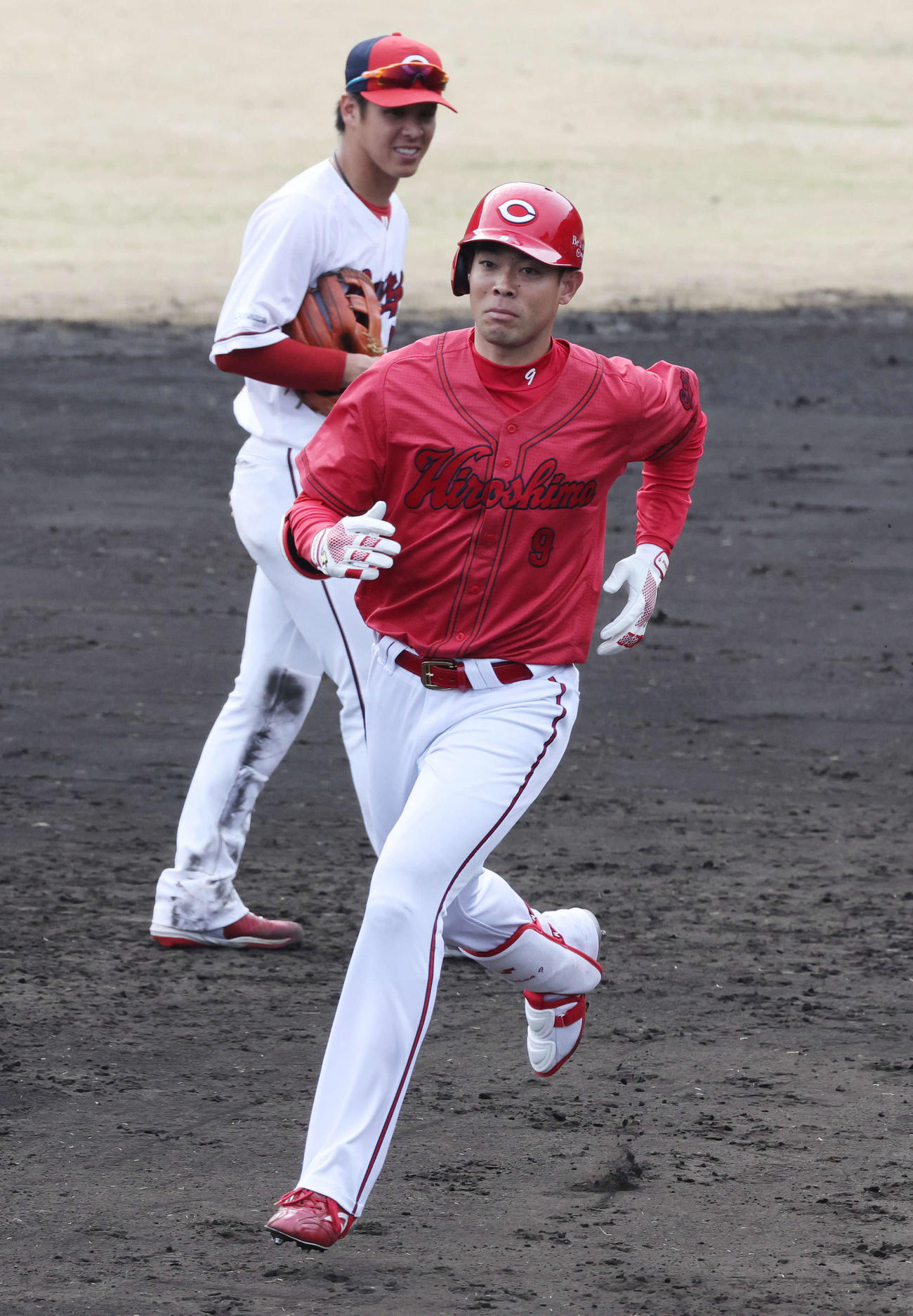 紅白戦　6回表紅組無死二塁、右越え同点2点本塁打を放った秋山（撮影・加藤孝規）