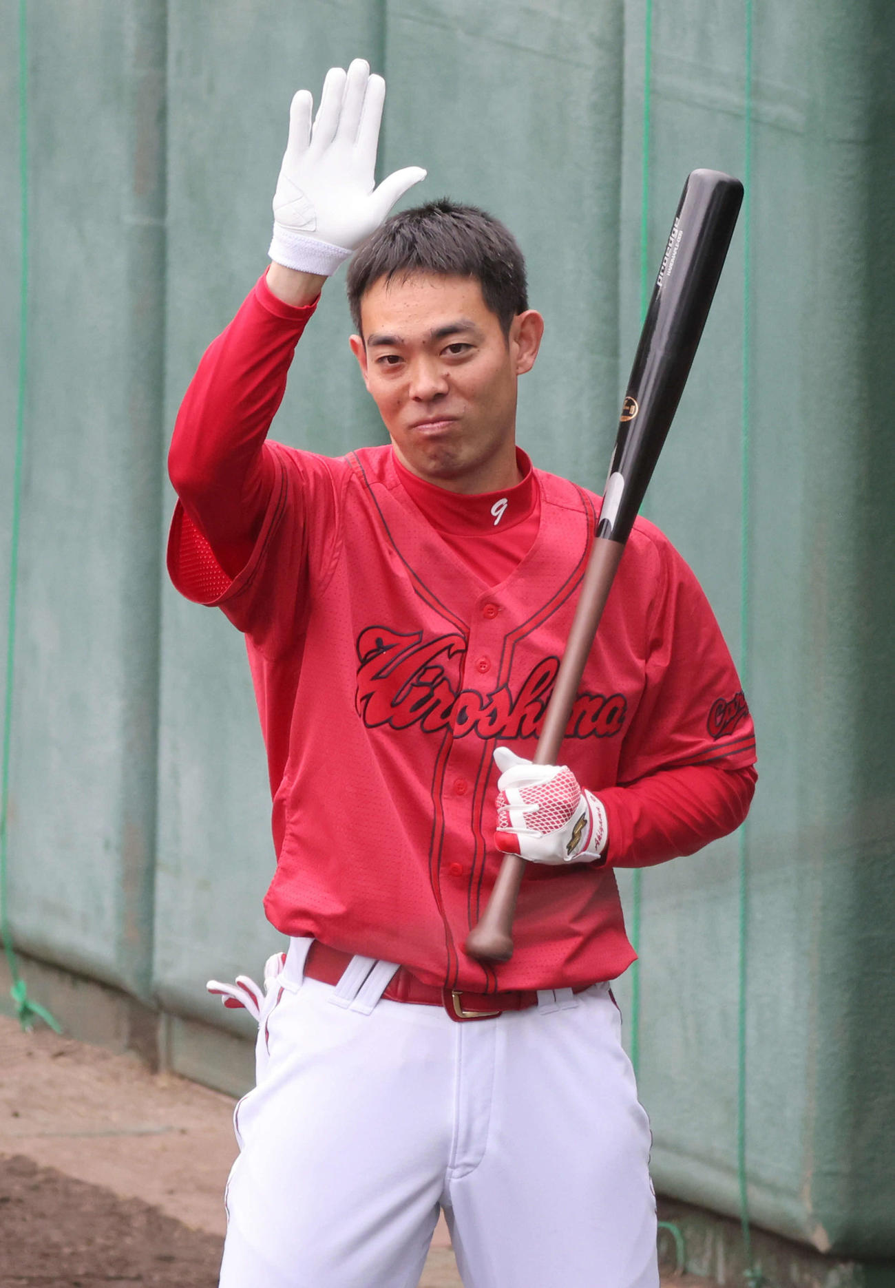 広島日南キャンプ　紅白戦　場内放送に応える秋山（撮影・加藤孝規）