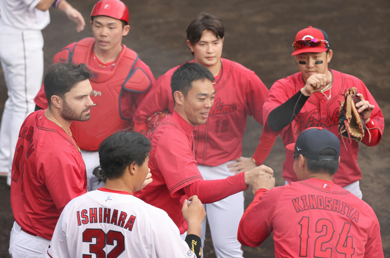 紅白戦を終え、同点2点本塁打を放った秋山（中央）はナインとグータッチ（撮影・加藤孝規）