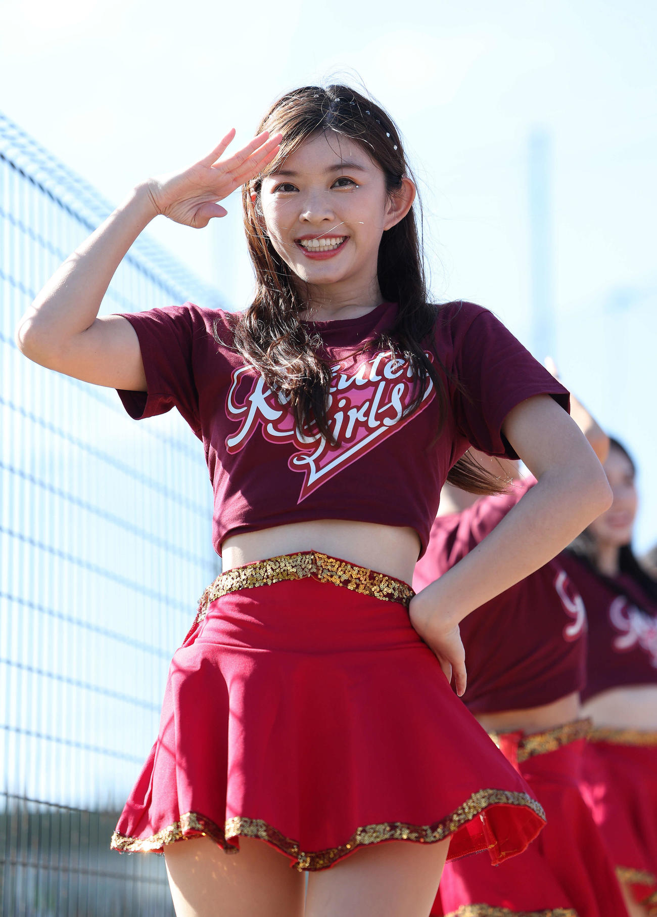 お立ち台でパフォーマンスするインルーら楽天ガールズのチア（撮影・河田真司）