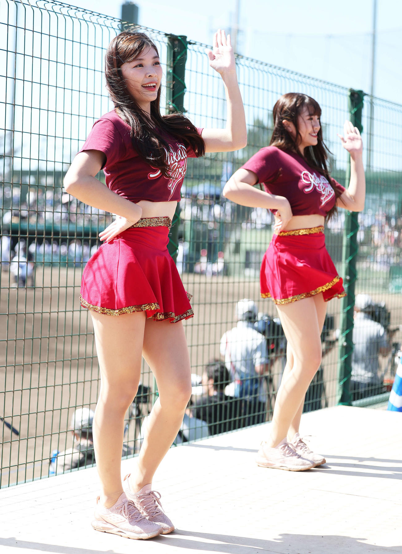 お立ち台でパフォーマンスするインルー（左）ら楽天ガールズのチア（撮影・河田真司）