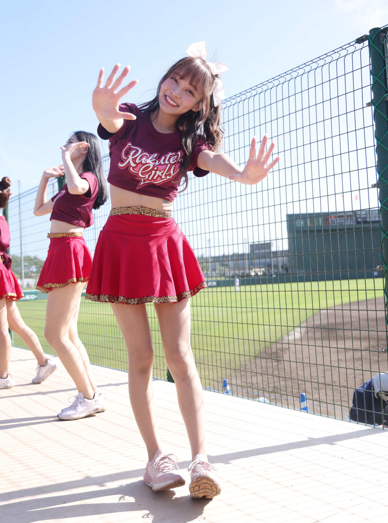 お立ち台でパフォーマンスするリン・シャンら楽天ガールズのチア（撮影・河田真司）