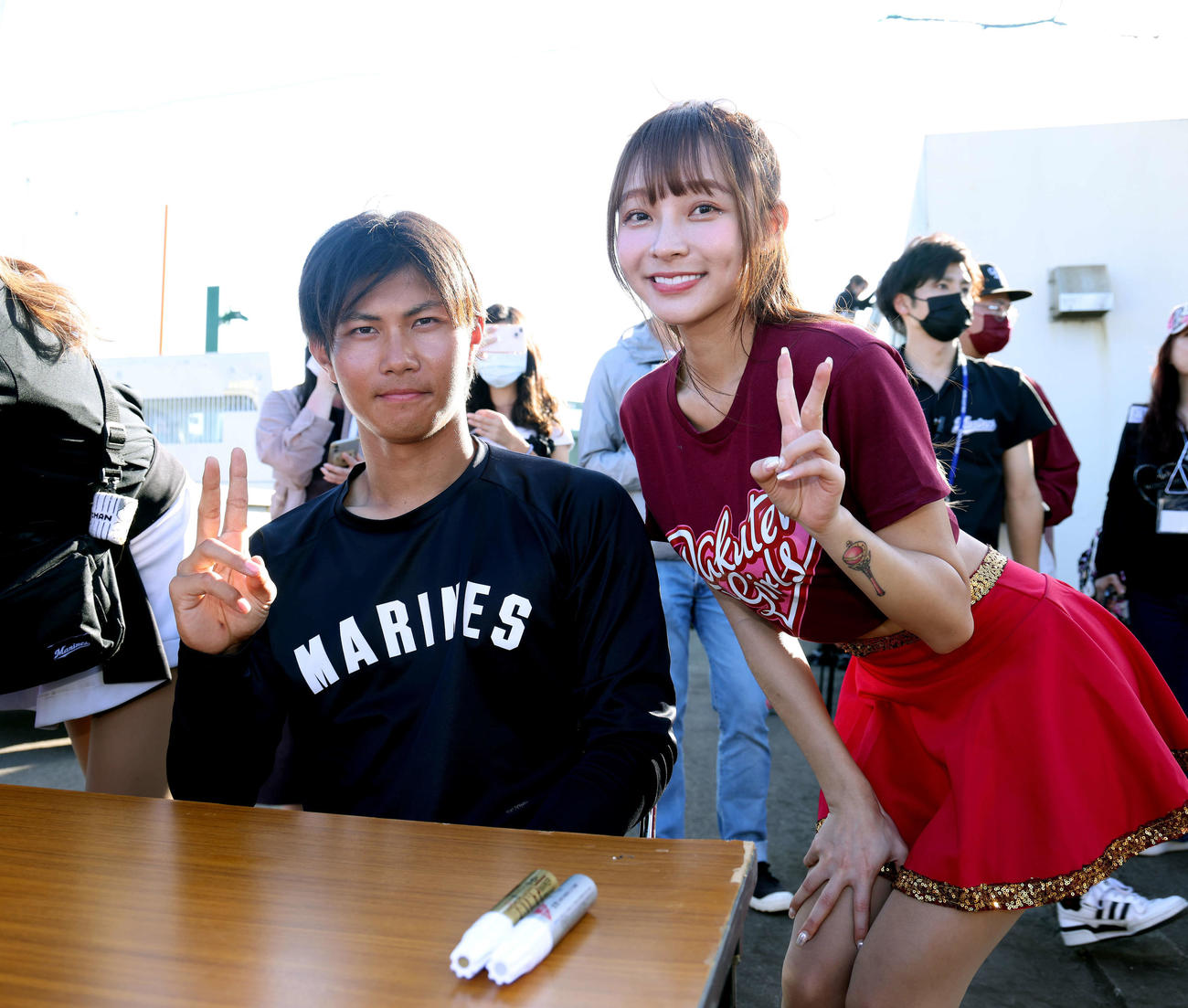 練習試合を終え、ファンサービスに臨むロッテ藤原（左）と楽天ガールズのリン・シャン（撮影・河田真司）