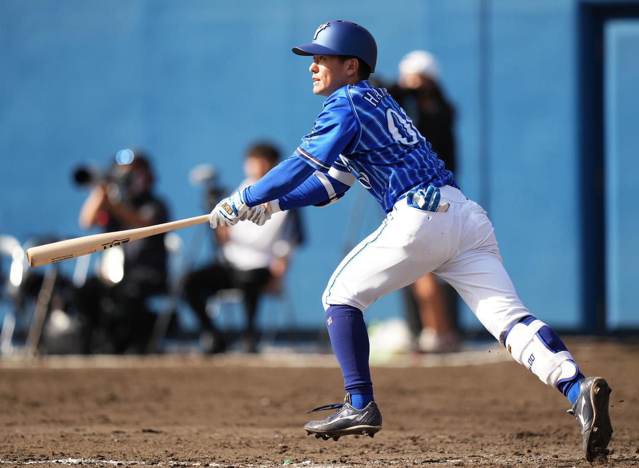 ヤクルト対DeNA 9回表DeNA1死満塁、中犠飛を放つ林（撮影・横山健太）