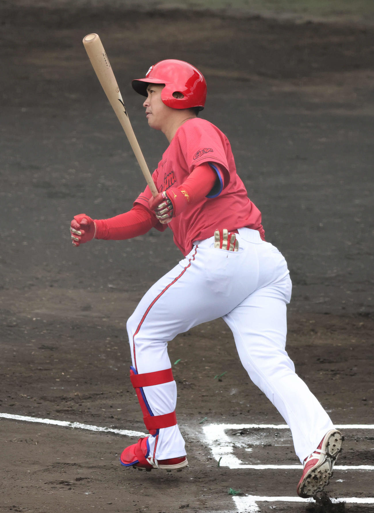 広島日南キャンプ　紅白戦　1回表紅組2死、堂林は左二塁打を放つ（撮影・加藤孝規）
