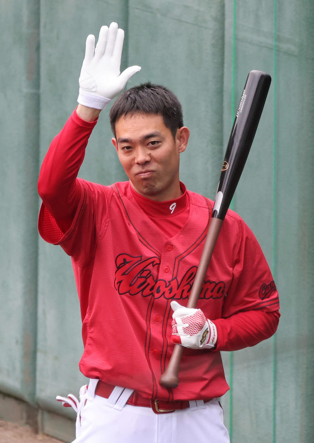 広島日南キャンプ　紅白戦　場内放送に応える秋山（撮影・加藤孝規）