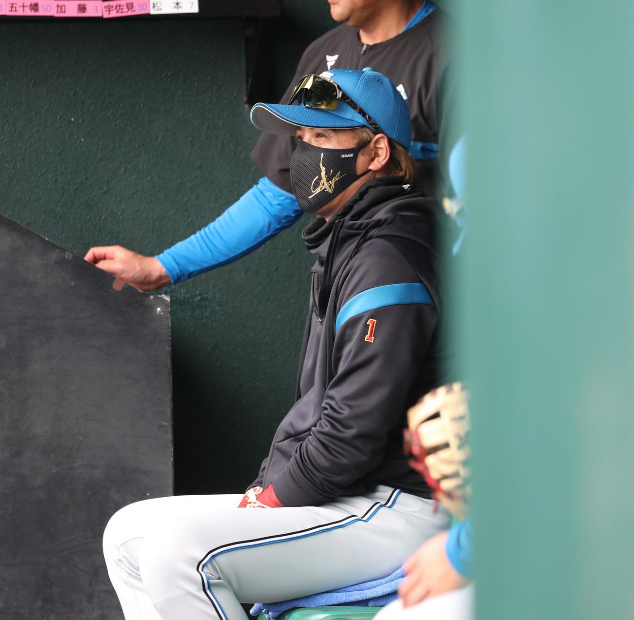 楽天対日本ハム　試合を見つめる新庄監督（撮影・黒川智章）