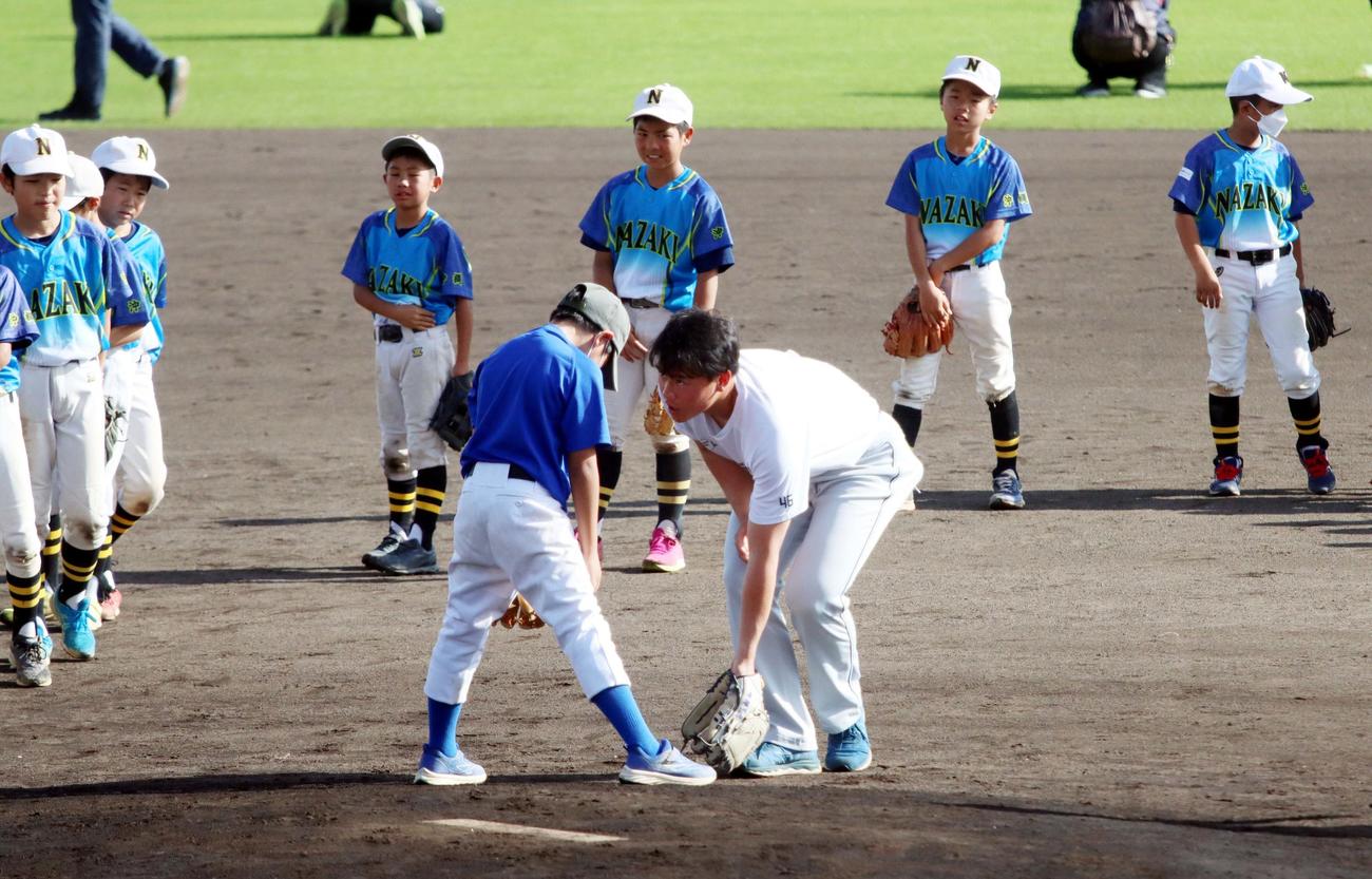 子どもたちを指導する日本ハム畔柳（中央右）（撮影・永野高輔）