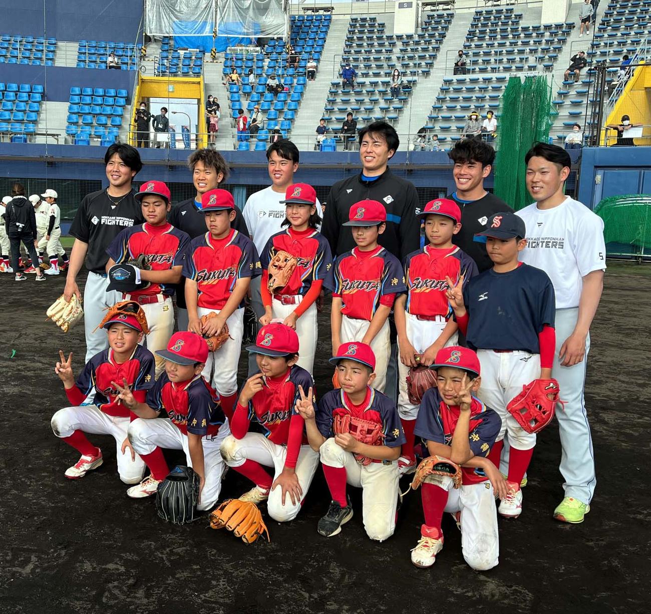 子どもたちと記念撮影する日本ハムの（最後列左から）金村、福田、畔柳、田中正、宮内、根本（撮影・永野高輔）