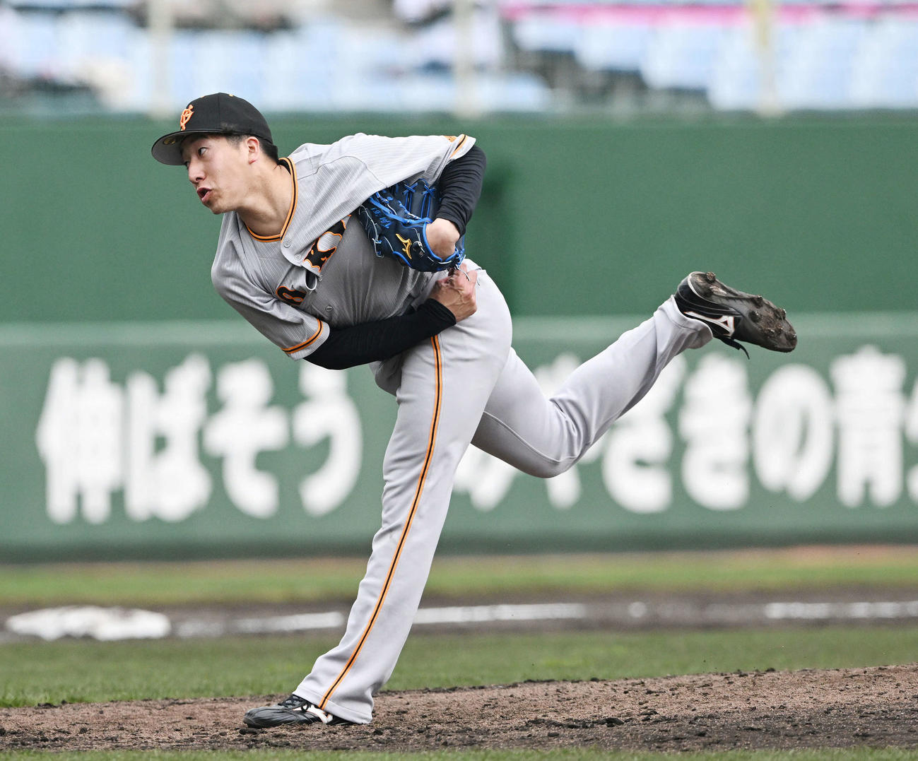 巨人紅白戦　紅組４番手で投球する大勢（撮影・滝沢徹郎）
