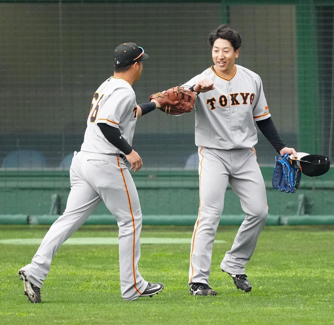 巨人紅白戦　6回裏終了後、巨人香月（左）とタッチを交わす大勢（撮影・江口和貴）