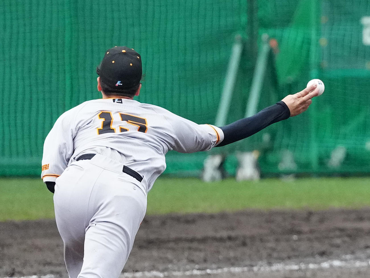 巨人紅白戦　6回裏、WBC公式球で投球する巨人大勢（撮影・江口和貴）