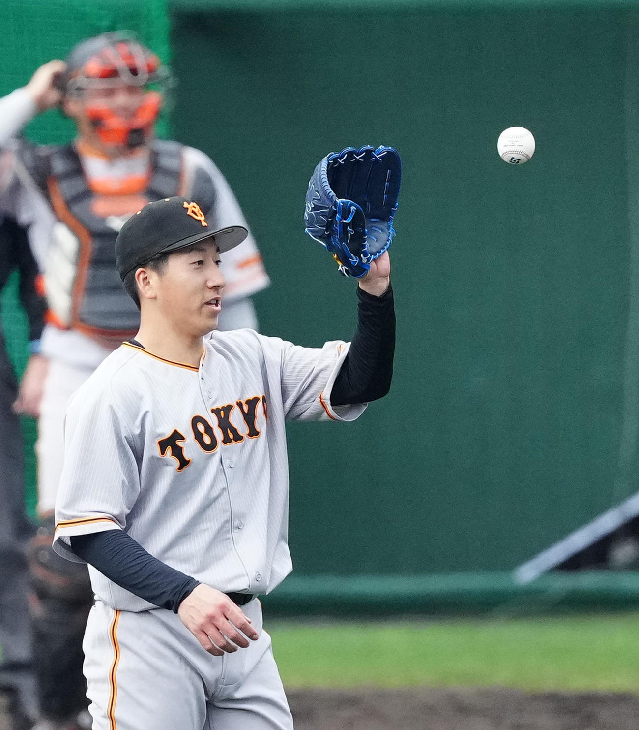 巨人紅白戦　6回裏、WBC公式球を使用する巨人大勢（撮影・江口和貴）