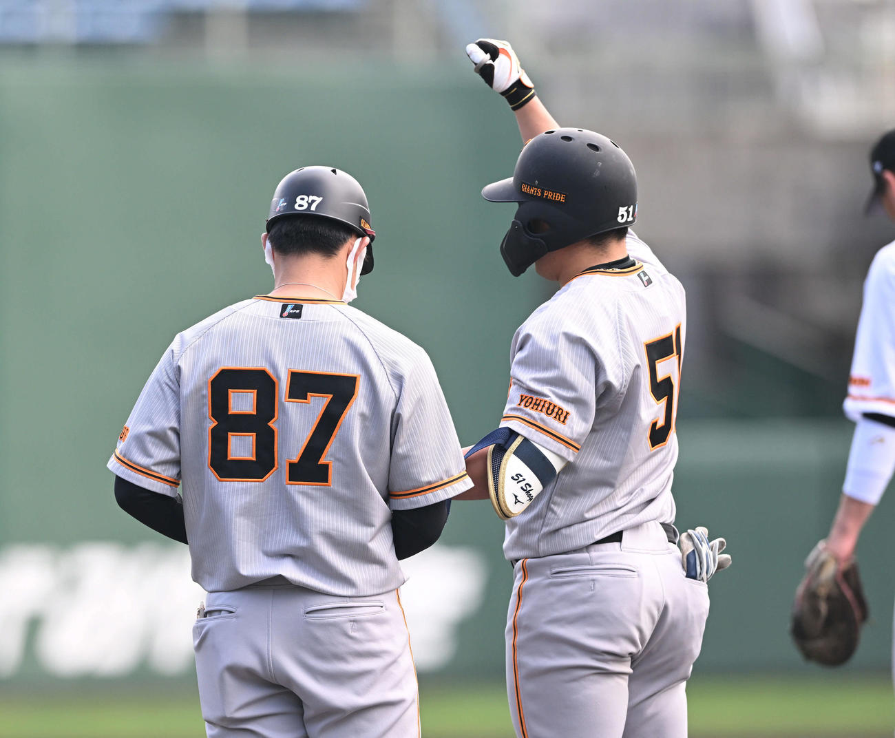 巨人紅白戦　4回表紅組無死二塁、左前打を放った浅野（右）はベンチへ向かってガッツポーズ（撮影・滝沢徹郎）