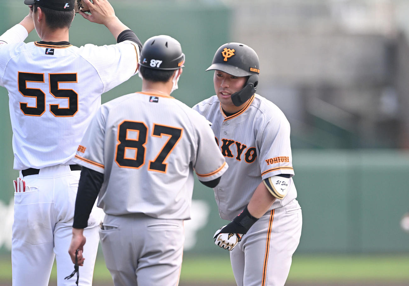 巨人紅白戦　4回表紅組無死二塁、左前打を放った浅野（右）は橋本外野守備兼打撃コーチ（中央）とタッチを交わす（撮影・滝沢徹郎）