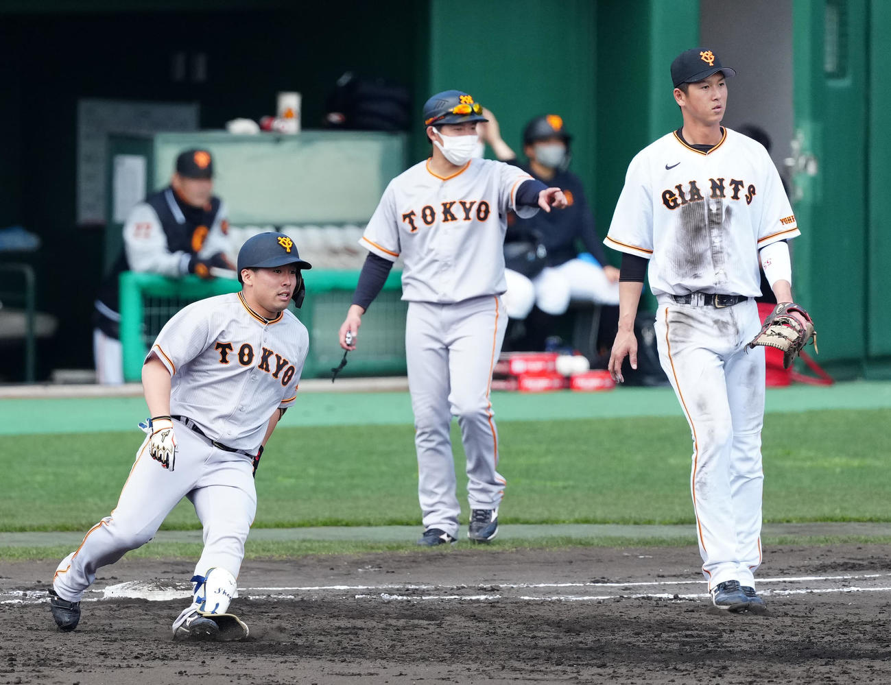 巨人紅白戦　4回表紅組無死二塁、左前打を放った浅野（左）。右は一塁手秋広（撮影・江口和貴）