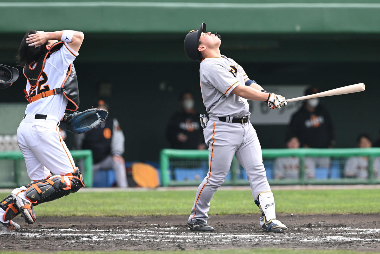 巨人紅白戦　2回表紅組2死一塁、浅野は捕邪飛に倒れる。捕手小林（撮影・滝沢徹郎）