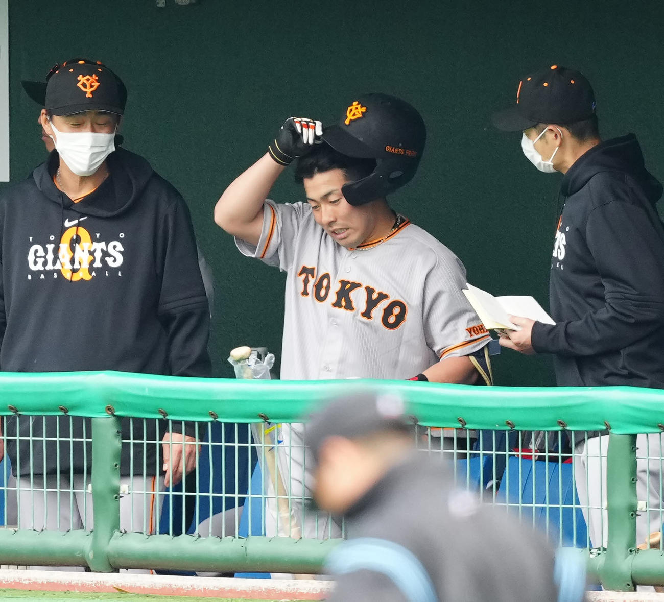 巨人紅白戦　2回表紅組2死一塁、捕邪飛に倒れ、ベンチに引き揚げた浅野（中央）は厳しい表情を見せる（撮影・江口和貴）