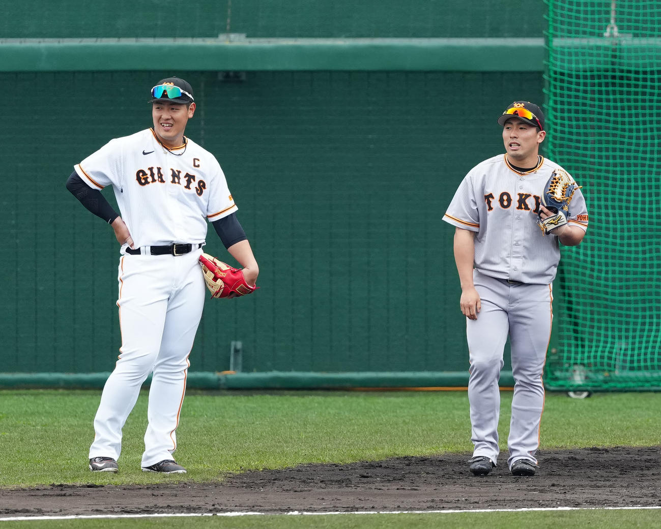 紅白戦前、シートノックに臨んだ巨人岡本和（左）と浅野（撮影・江口和貴）