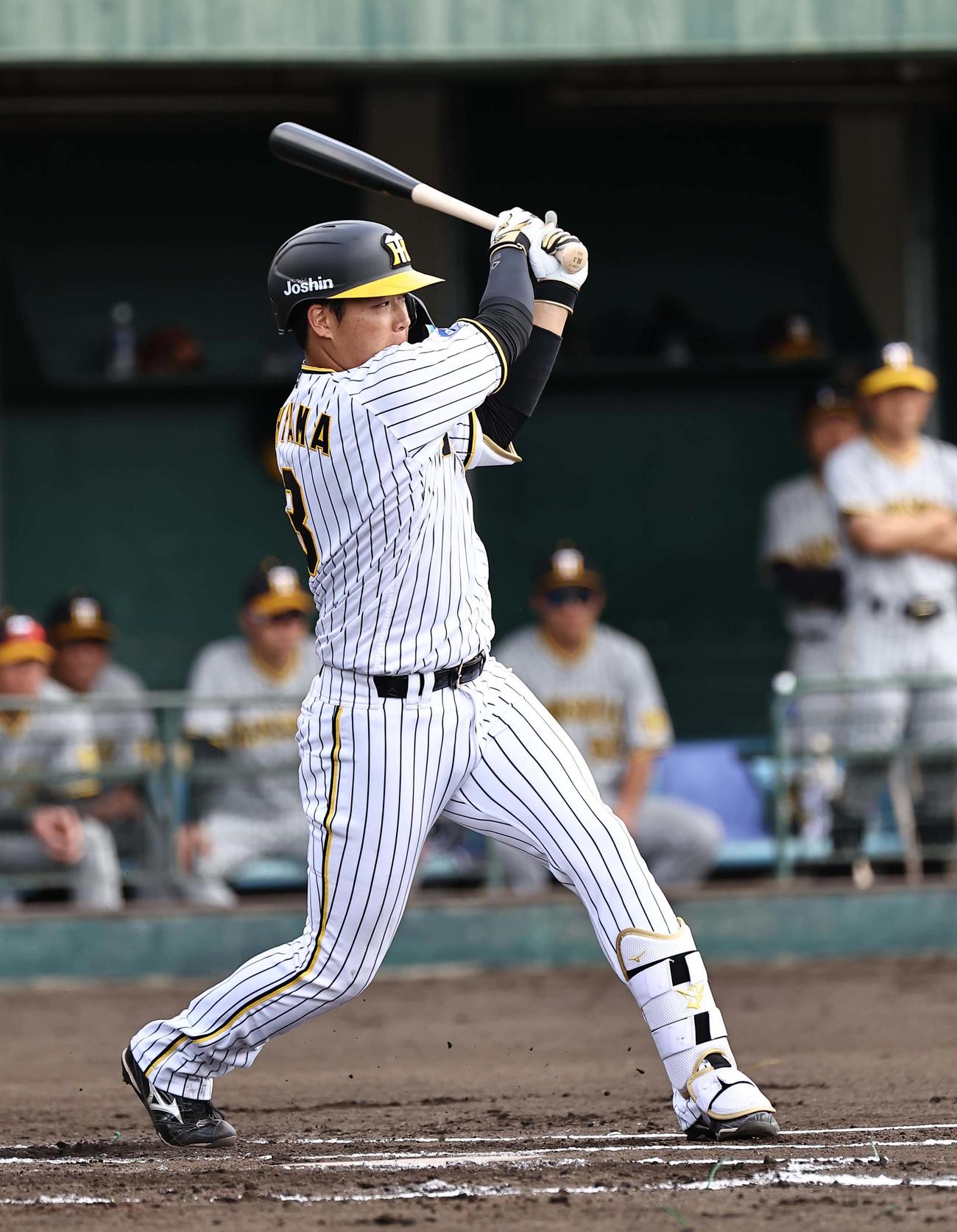 紅白戦　1回裏白組2死二塁、大山は左前に適時打を放つ（撮影・上田博志）