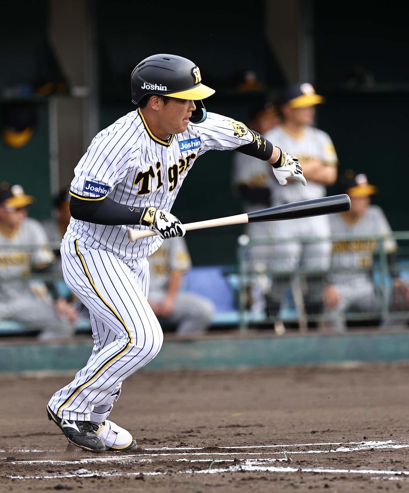 紅白戦　1回裏白組2死二塁、大山は左前に適時打を放つ（撮影・上田博志）