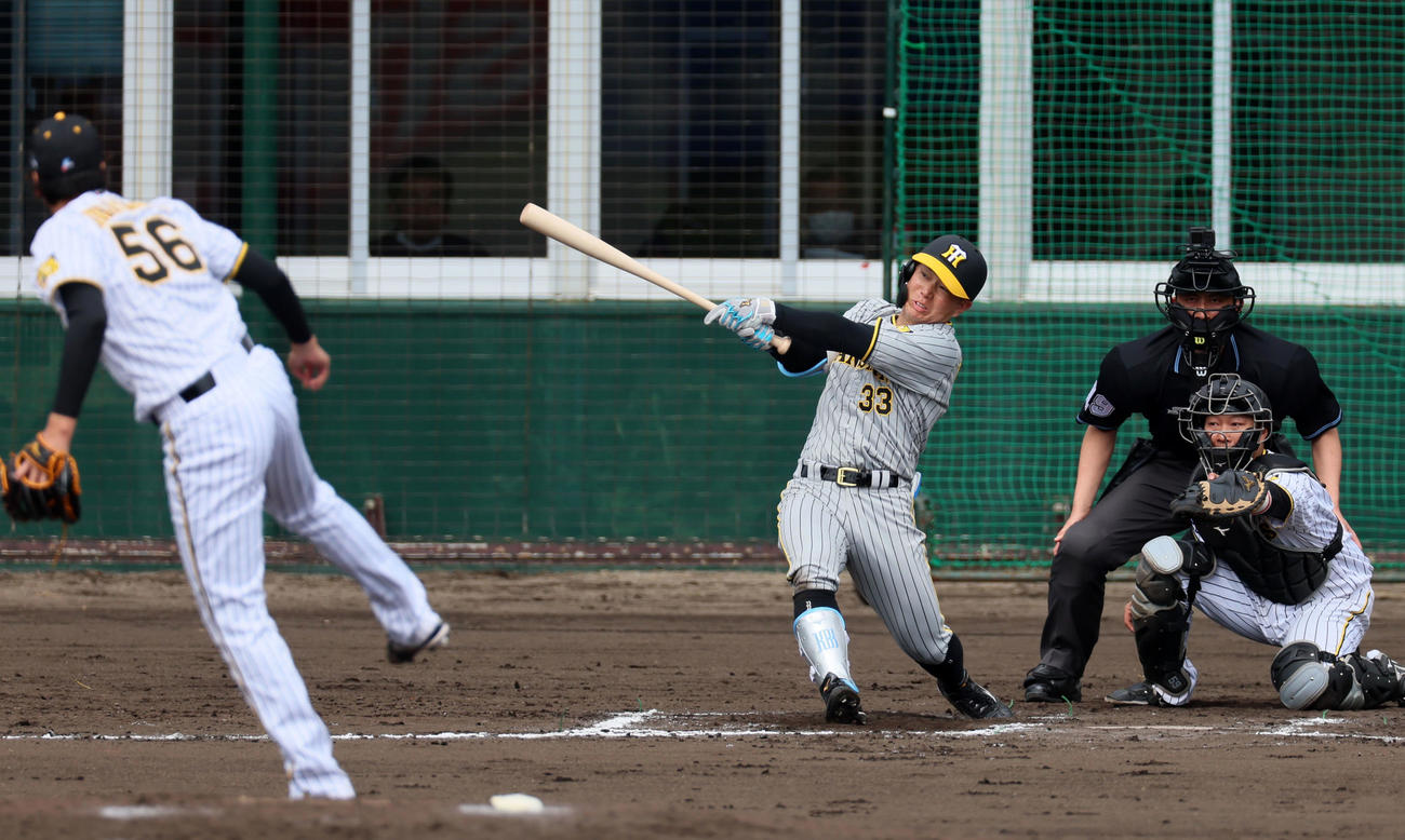 紅白戦　6回表白組無死満塁、糸原は右線に適時二塁打を放つ。投手は小林（撮影・加藤哉）