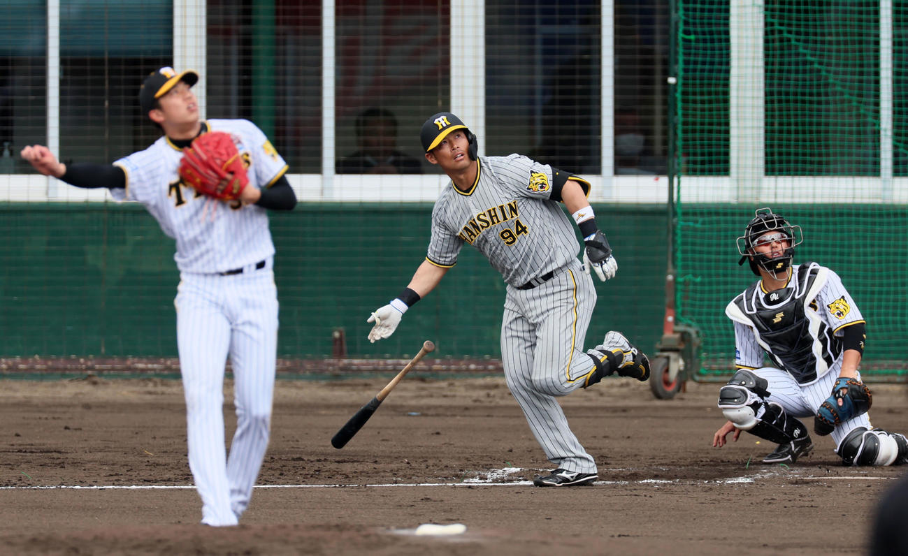 紅白戦　2回表紅組1死、原口は左越え本塁打を放つ。投手は才木（撮影・加藤哉）