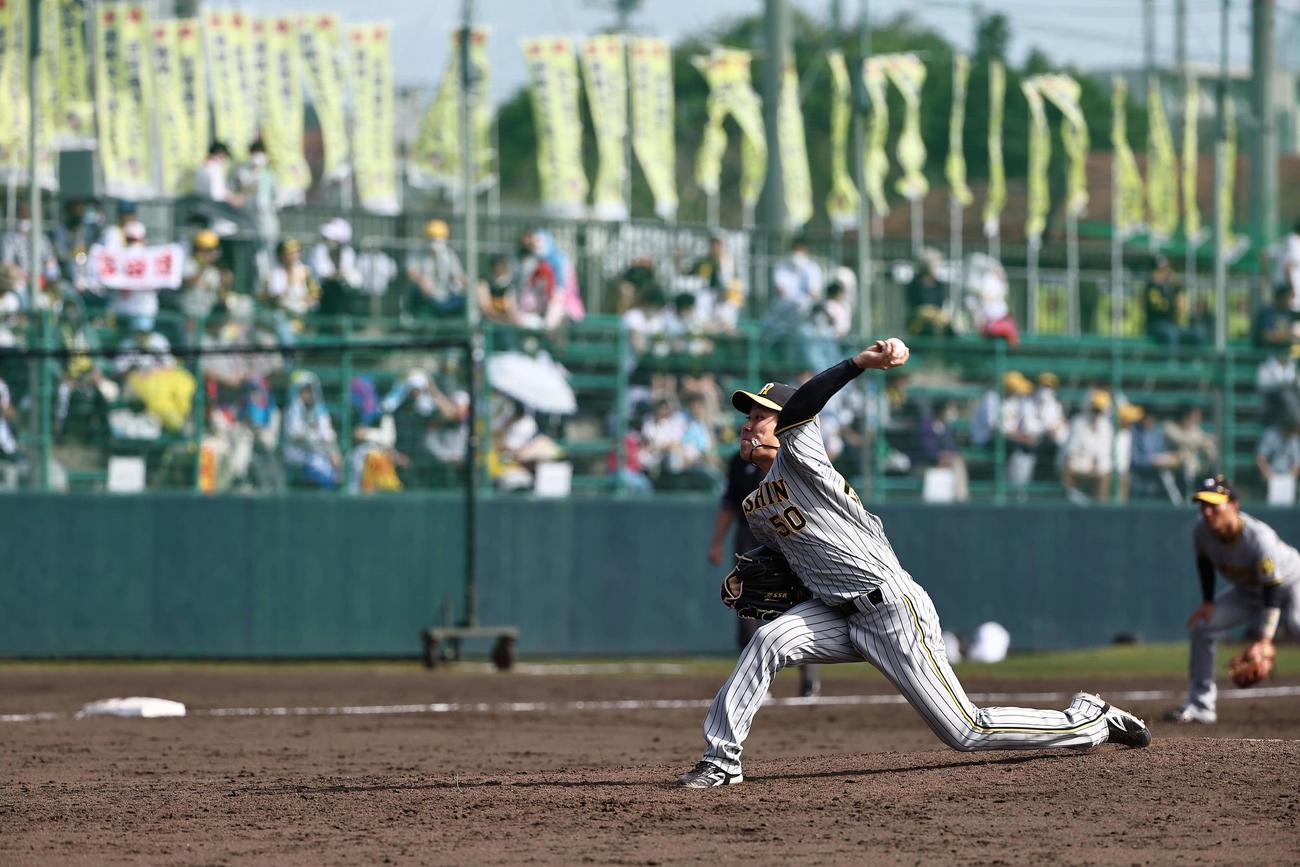 紅白戦で白組打線を1イニング無失点に抑えた富田（撮影・上田博志）