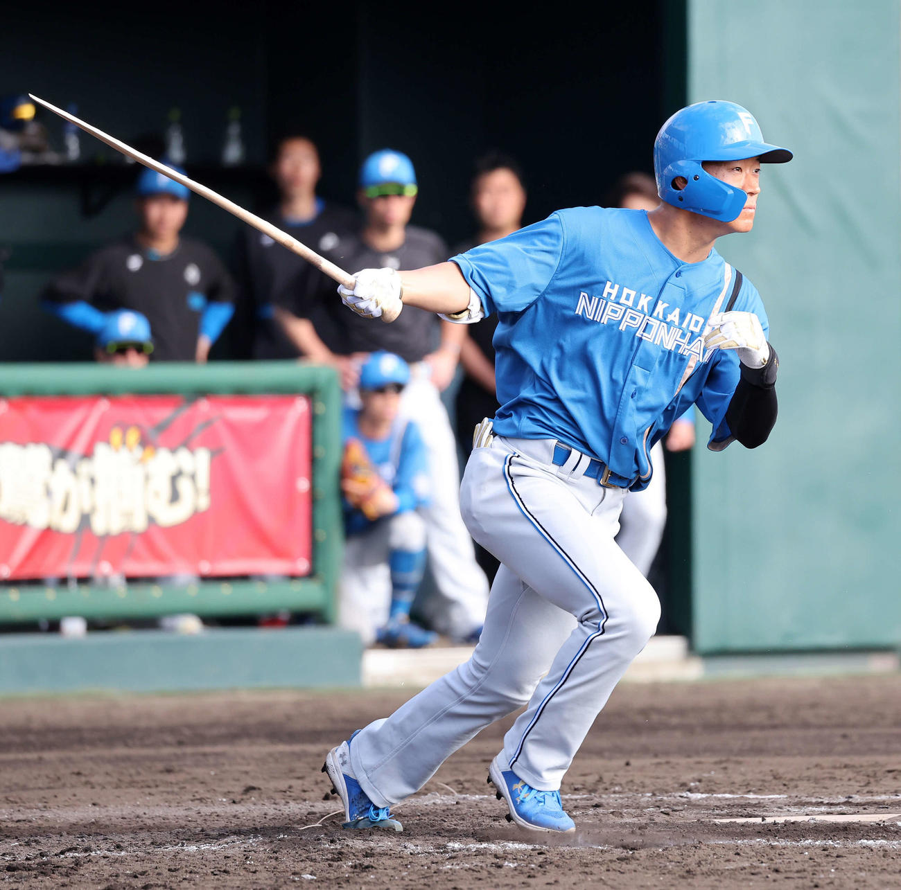 楽天対日本ハム　8回表日本ハム無死、矢沢は二塁内野安打を放つ（撮影・鈴木正人）