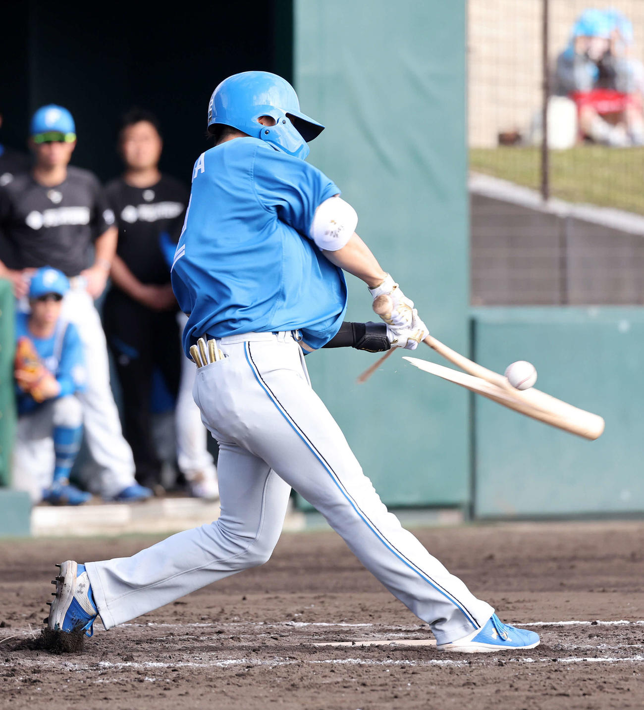 楽天対日本ハム　8回表日本ハム無死、矢沢は二塁内野安打を放つ（撮影・鈴木正人）