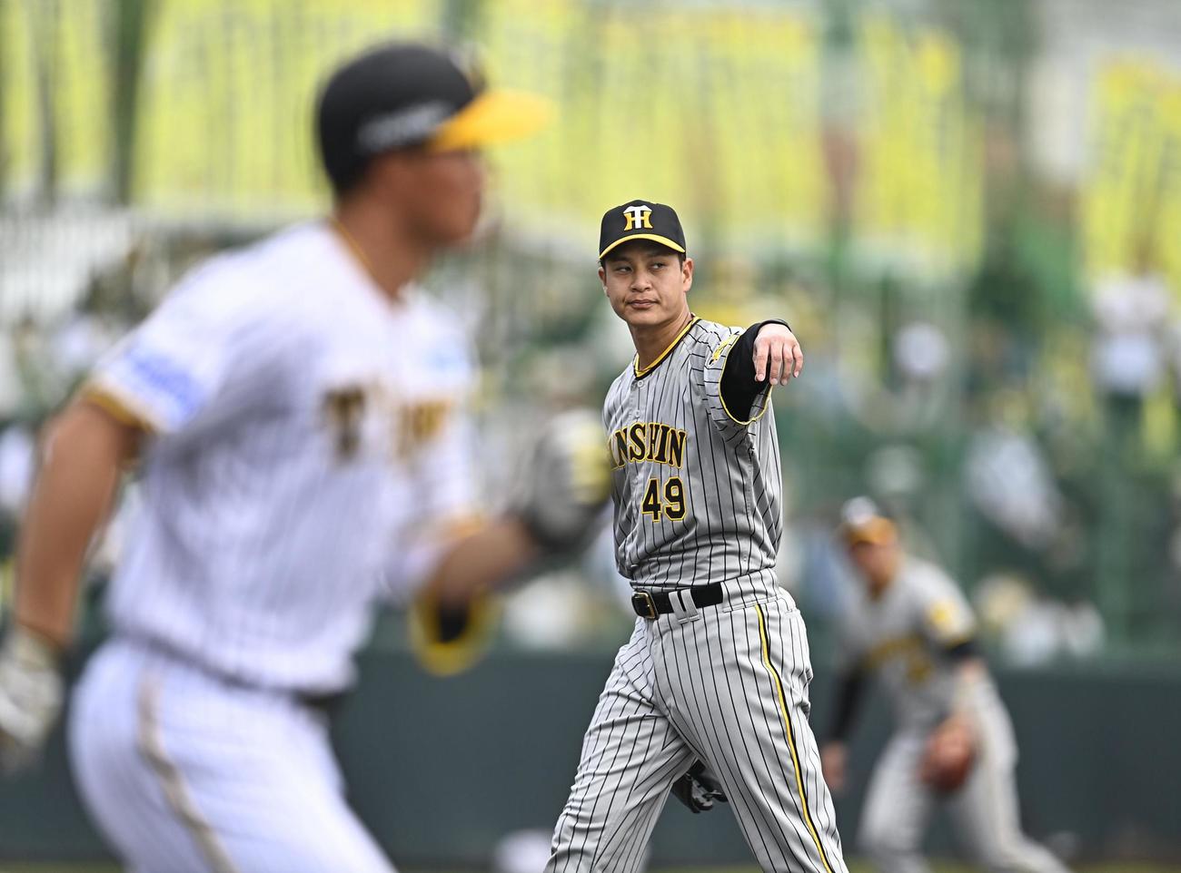 紅白戦の6回、森下（手前）を抑えた阪神・大竹。3回無安打無失点と好投した