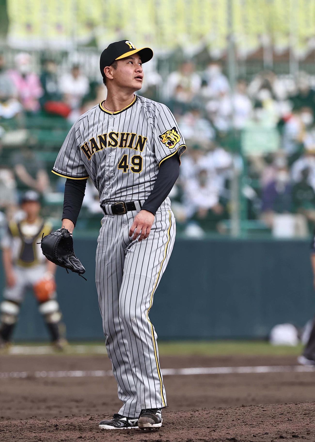 紅白戦　5回裏白組2死、植田を右飛に打ち取り打球を見つめる大竹（撮影・上田博志）
