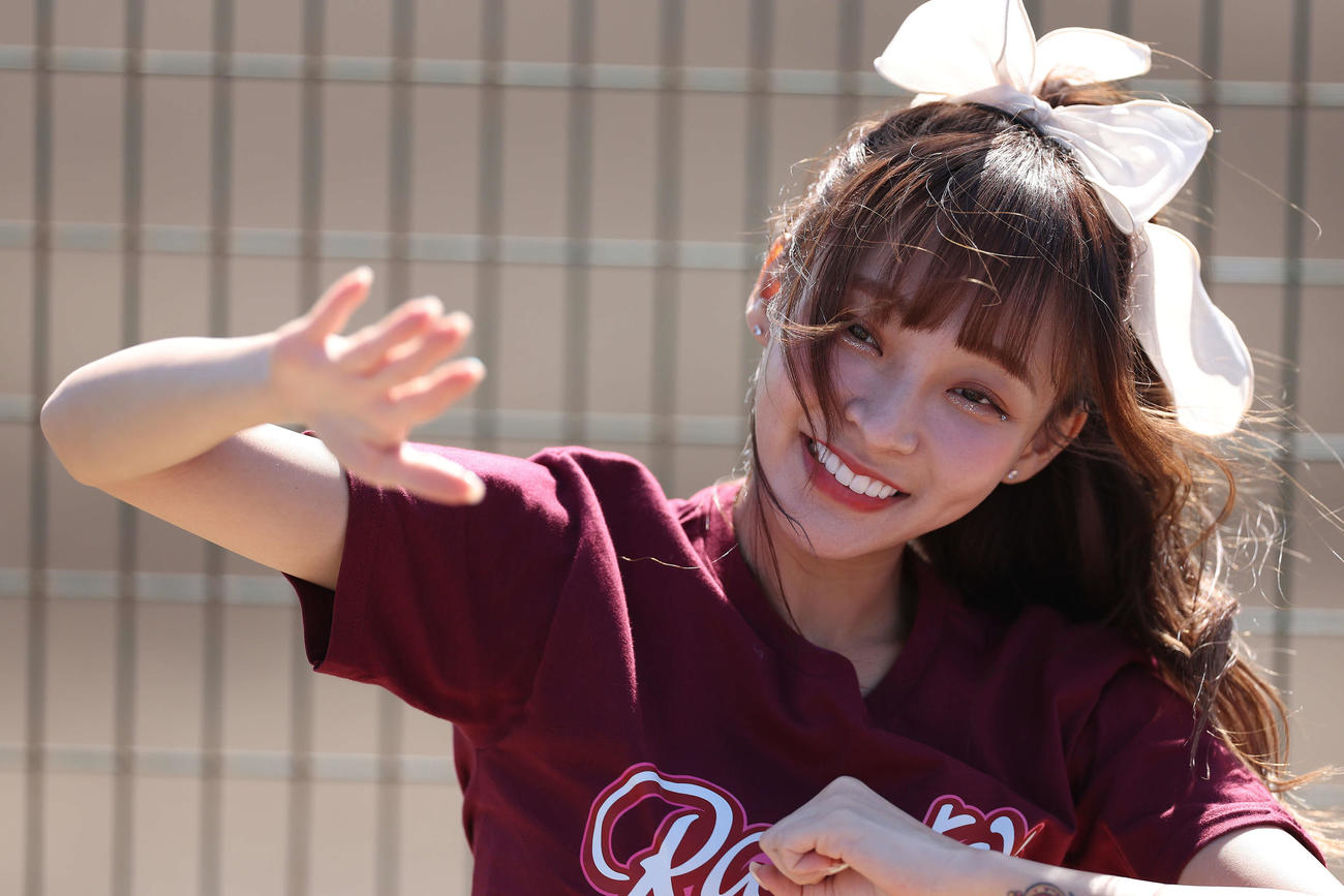 お立ち台でパフォーマンスするリン・シャンら楽天ガールズのチア（撮影・河田真司）