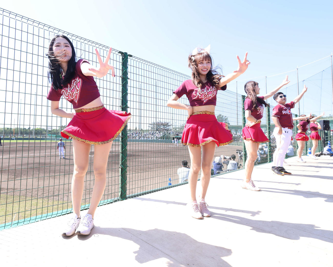 お立ち台でパフォーマンスするリン・シャン（中央）ら楽天ガールズののチア（撮影・河田真司）
