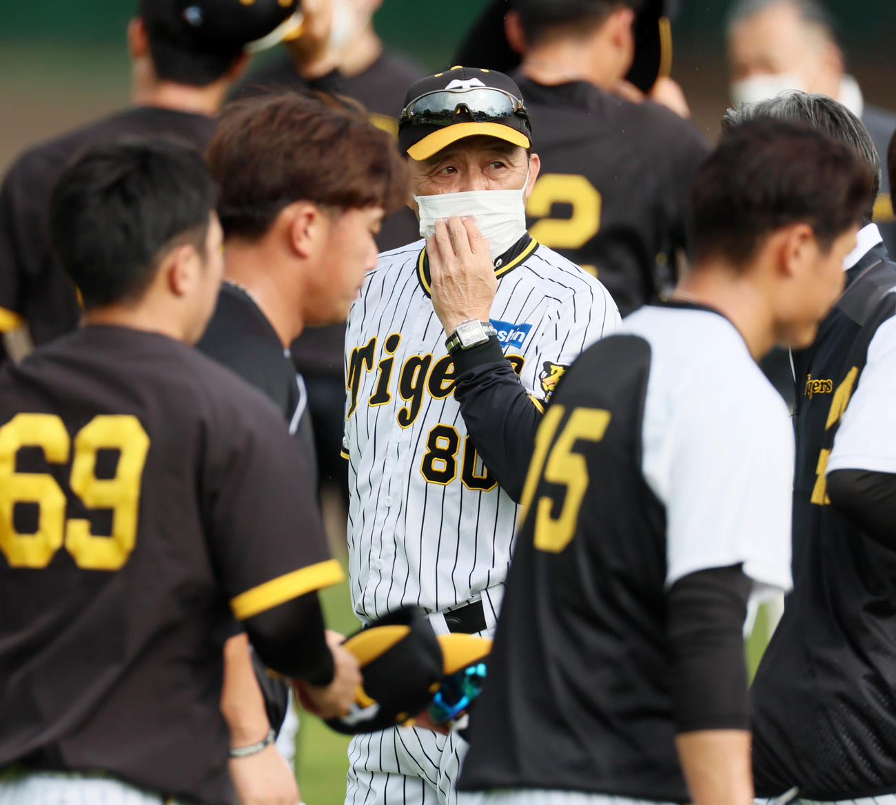 ナインを見る岡田監督（撮影・加藤哉）