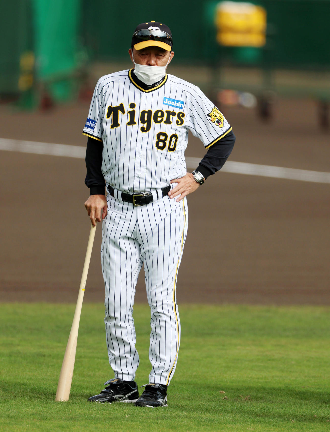 バットを手にナインの練習を見守る岡田監督（撮影・加藤哉）