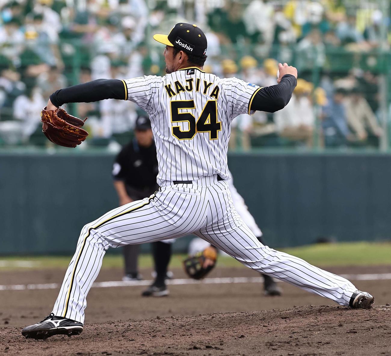 紅白戦　白組2番手で登板する加治屋蓮（撮影・上田博志）