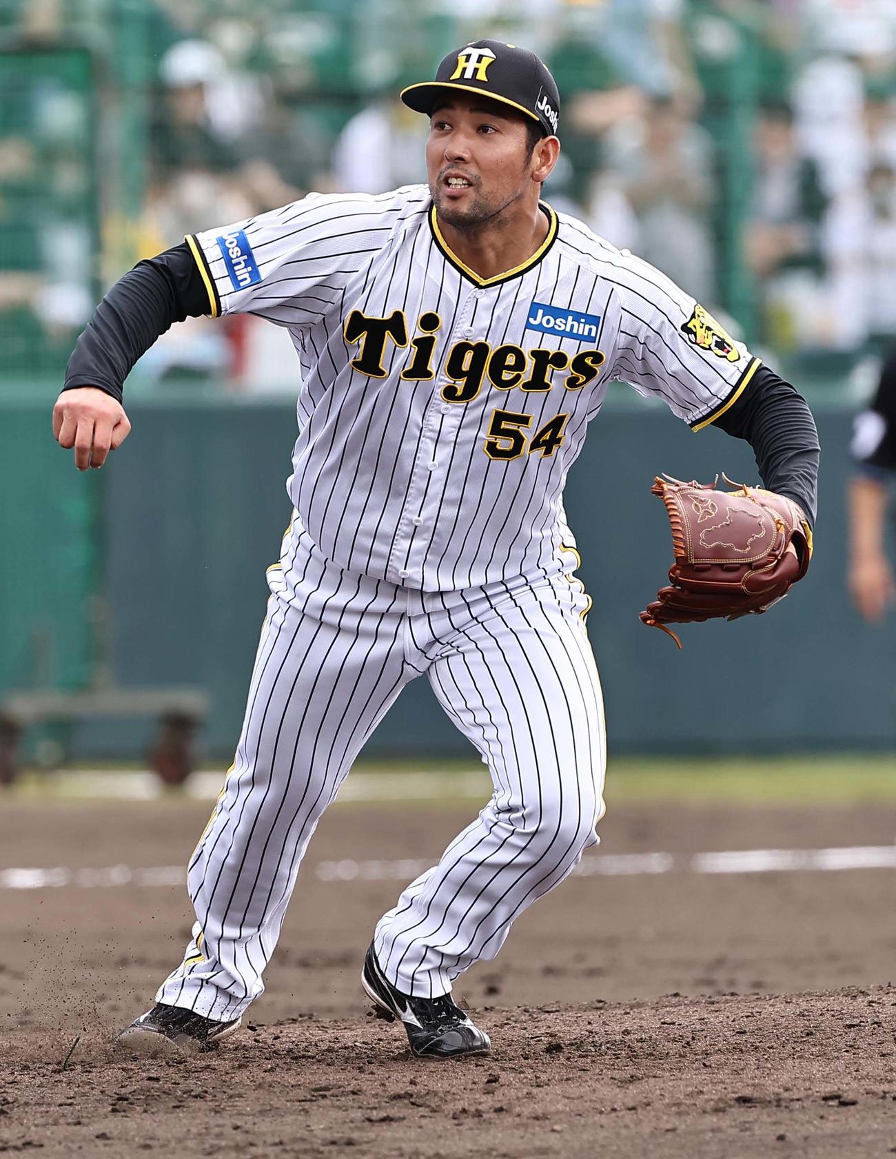 紅白戦　4回表紅組無死、糸原を一ゴロに打ち取りベースカバーでマウンドを駆けおりる加治屋（撮影・上田博志）